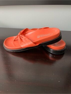 L’INTERVALLE Salmon Knot Fully Leather Thong.